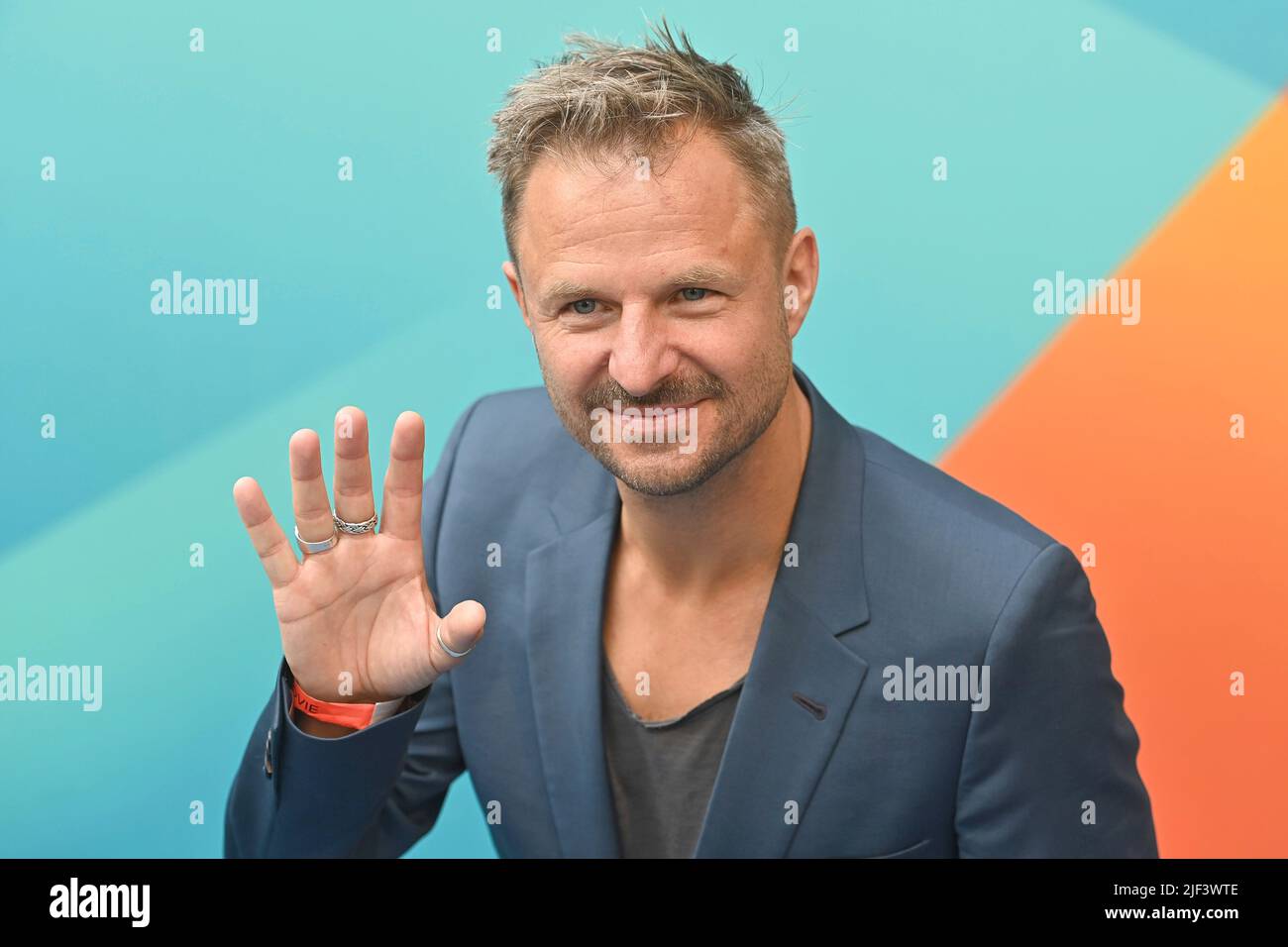 München, Deutschland. 28.. Juni 2022. Philipp HOCHMAIR (Schauspieler) Einzelbild, abgeschnitten Einzelmotiv, Porträt, Porträt, Porträt. ZDF-Empfang/ Treffen in der H`ugo`s Bar anlässlich der Münchner Filmfestspiele am 28.. Juni 2022 Quelle: dpa/Alamy Live News Stockfoto